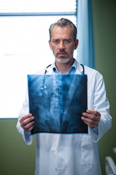 Dokter menganalisa pasien x-ray di bangsal — Stok Foto