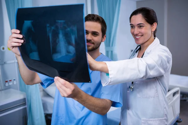 Médicos que examinam raios-X — Fotografia de Stock