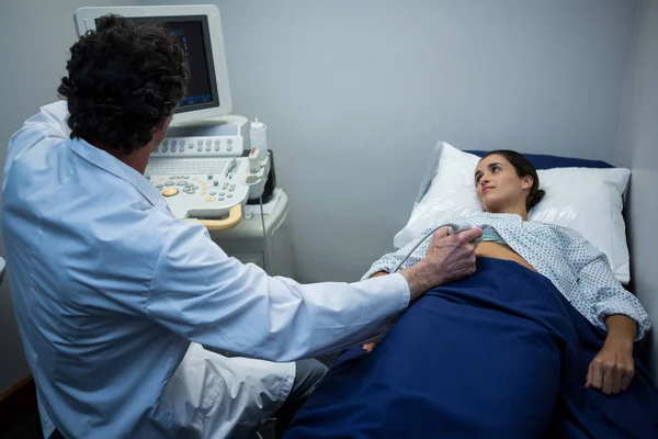 Médicos que realizam ultrassonografia doppler no paciente — Fotografia de Stock