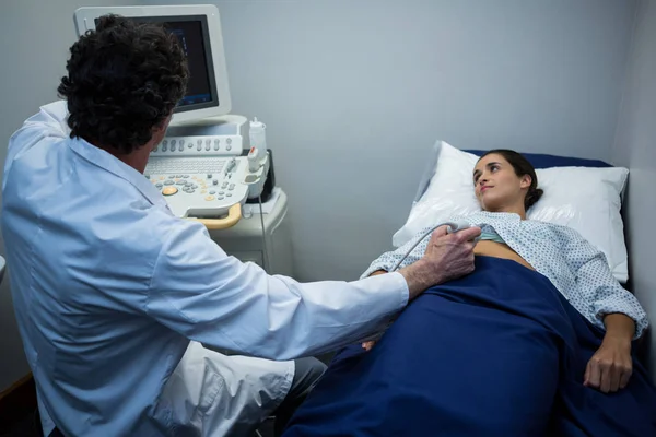 Lékaři provádějící dopplerovské sonografie na pacienta — Stock fotografie