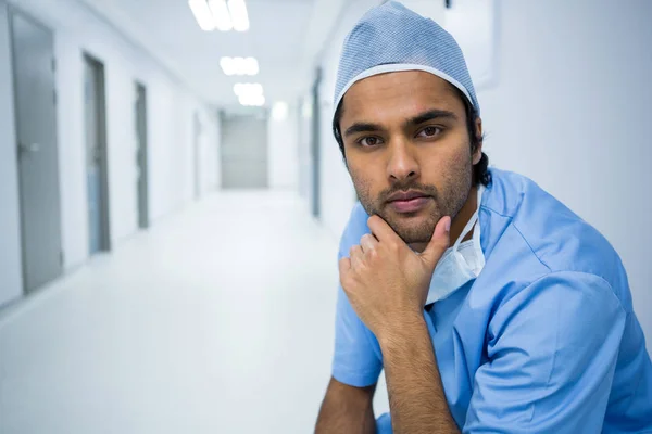 Cirujano sentado en el pasillo —  Fotos de Stock