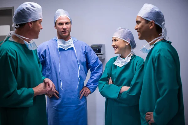 Chirurgové mají diskuse — Stock fotografie