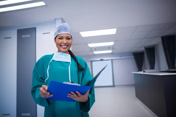 Portrait of female surgeon holding clipboard — Stock Photo, Image