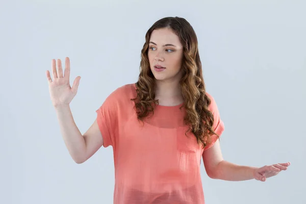 Mujer fingiendo tocar una pantalla invisible — Foto de Stock