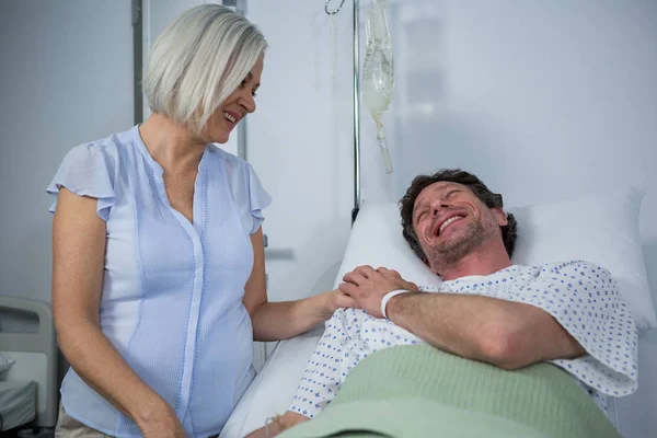 Lächelnder Arzt tröstet einen Patienten — Stockfoto