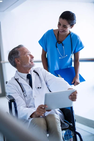 Γιατρό και νοσοκόμα συζητώντας πάνω tablet — Φωτογραφία Αρχείου