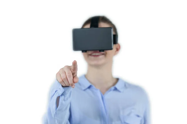 Geschäftsfrau mit Virtual-Reality-Headset — Stockfoto