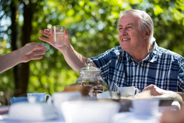 Senior mężczyzn o śniadanie w ogrodzie — Zdjęcie stockowe