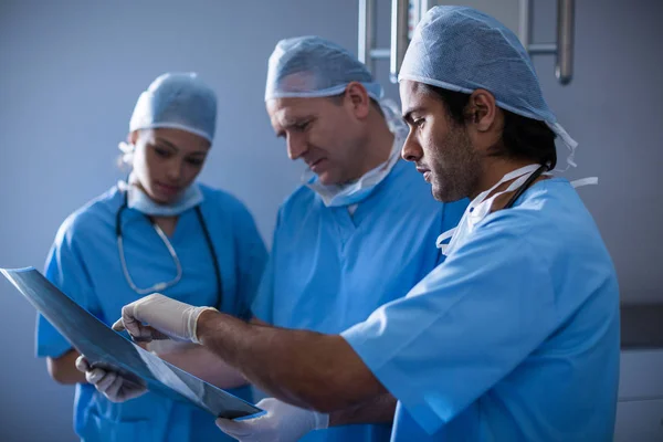 Surgeons discussing over x-ray — Stock Photo, Image