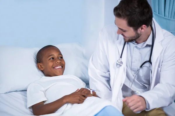 Doctor interacting with patient — Stock Photo, Image