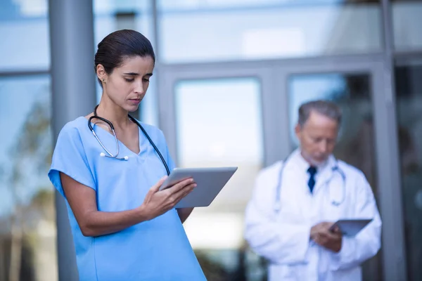 Médico y enfermera usando tableta digital — Foto de Stock