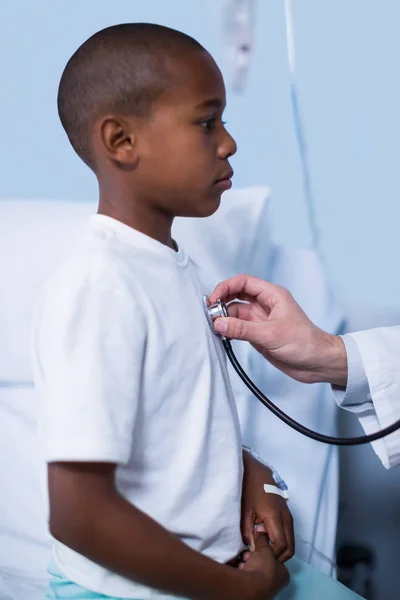 Доктор, який вивчає дитину зі стетоскопом — стокове фото