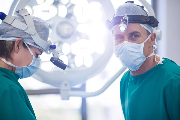 Cirurgiões realizando operação na sala de operação — Fotografia de Stock