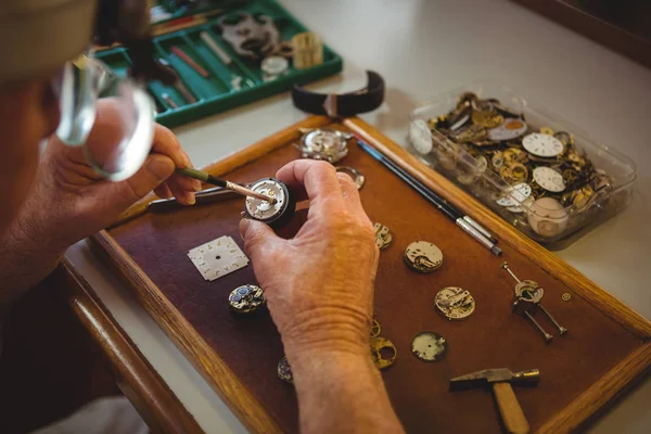 Horolog reparera en klocka — Stockfoto