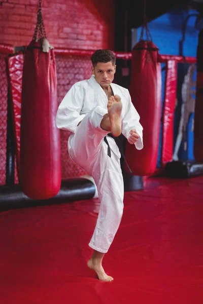 Karate speler beoefenen karate houding — Stockfoto