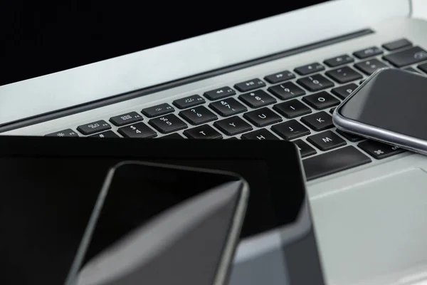 Laptop, tablet digital e telefones — Fotografia de Stock