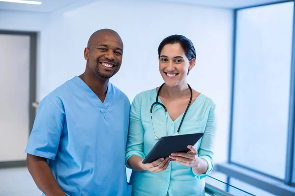 Médico usando tablet digital no corredor — Fotografia de Stock