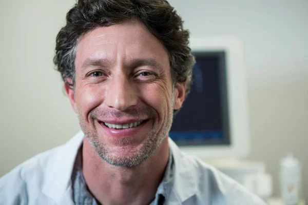 Dottore sorridente alla macchina fotografica — Foto Stock