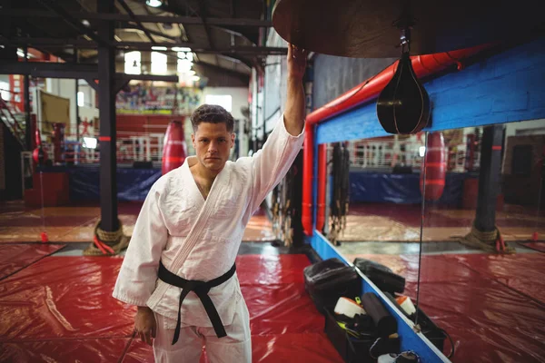 Reproductor de karate de pie en gimnasio — Foto de Stock