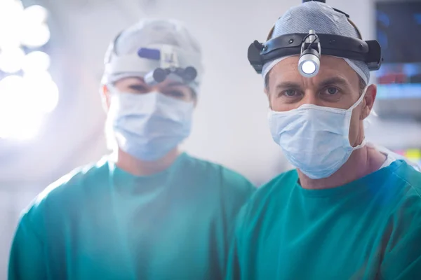 Retrato de cirurgiões em sala de operação — Fotografia de Stock