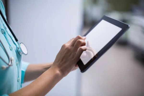 Médico femenino usando tableta digital en pasillo — Foto de Stock