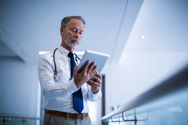 Αρσενικό χειρουργός χρησιμοποιώντας ψηφιακό tablet — Φωτογραφία Αρχείου