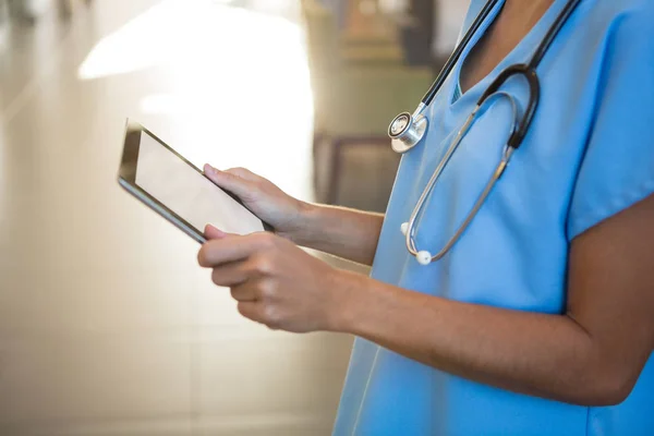 Läkare använder digital tablet på sjukhus — Stockfoto