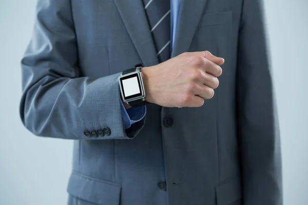 Бизнесмен показывает свои умные часы — стоковое фото