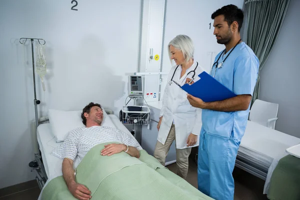 Médico interagindo com paciente — Fotografia de Stock