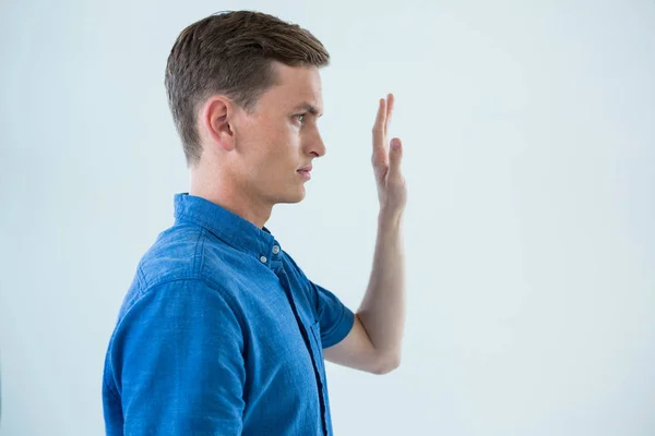 Hombre tocando una pantalla invisible — Foto de Stock