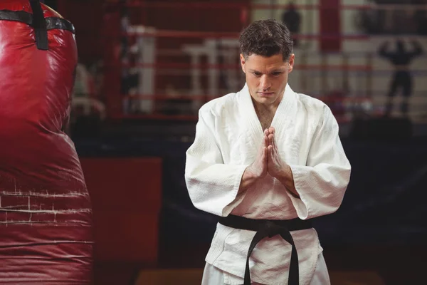 Karate player in prayer pose — Stock Photo, Image