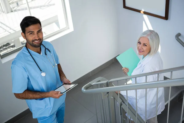 Läkare leende stående på trappan — Stockfoto