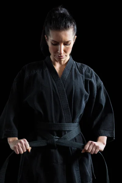 Confiado jugador de karate sosteniendo su cinturón —  Fotos de Stock
