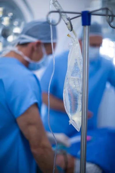 Gruppe von Chirurgen, die operieren — Stockfoto