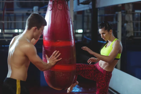 Mulher boxeadora praticando um chute boxe — Fotografia de Stock