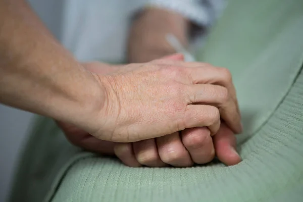 Arzt tröstet einen Patienten — Stockfoto