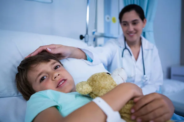 Médico consolador paciente durante visita na enfermaria — Fotografia de Stock