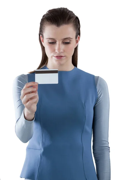 Mulher segurando um cartão de crédito — Fotografia de Stock