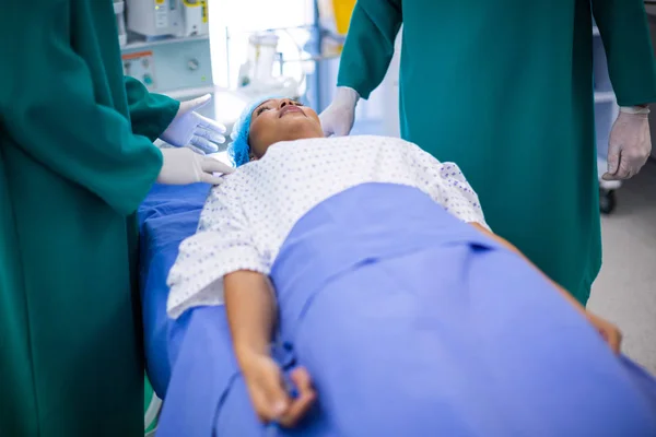 Cirurgiões realizando operação na sala de operação — Fotografia de Stock