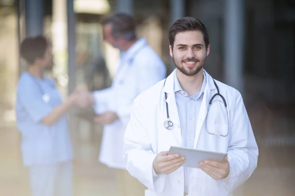 Medico in piedi con tablet — Foto Stock