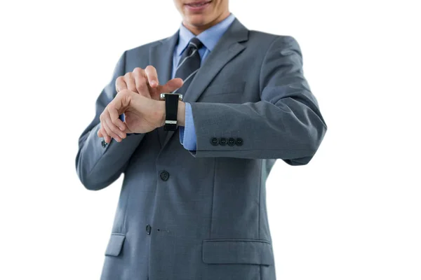 Бізнесмен перевіряє свій розумний годинник — стокове фото
