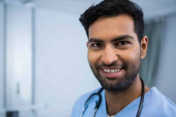 Médico sorrindo para a câmera — Fotografia de Stock