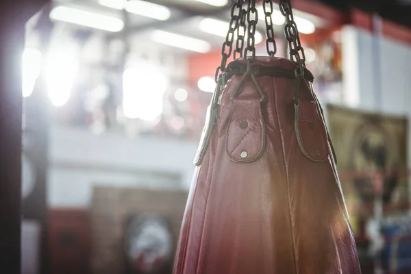 Boxsack hängt im Fitnessstudio — Stockfoto