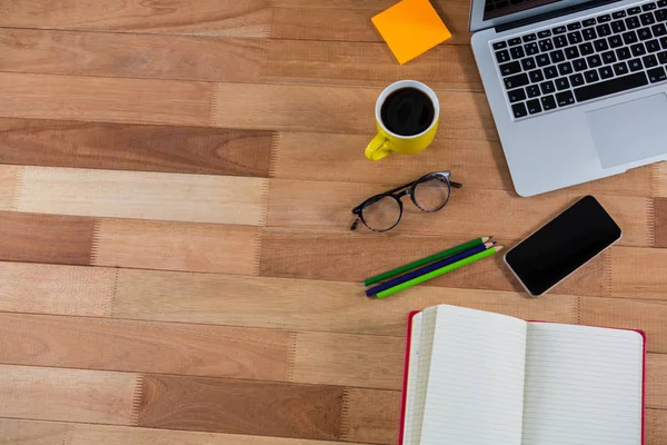 Accessori per ufficio con telefono e laptop — Foto Stock