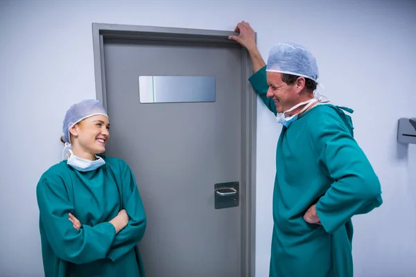 Chirurgen interagieren miteinander — Stockfoto