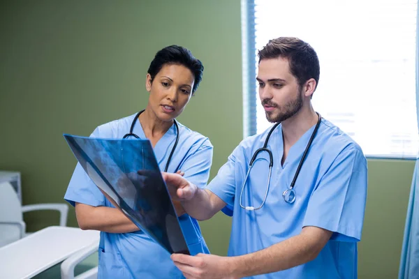 Krankenschwester und Pfleger diskutieren über Röntgen — Stockfoto