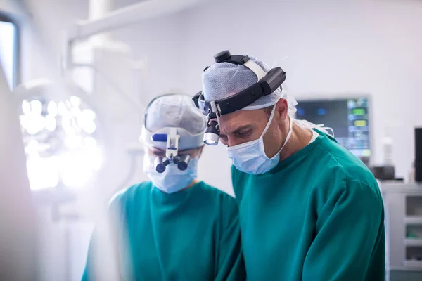 Cirurgiões em sala de operação — Fotografia de Stock