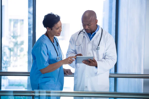 Male doctor and nurse using tablet — Stock Photo, Image