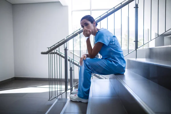 Verärgerte Chirurgin sitzt auf Treppe — Stockfoto