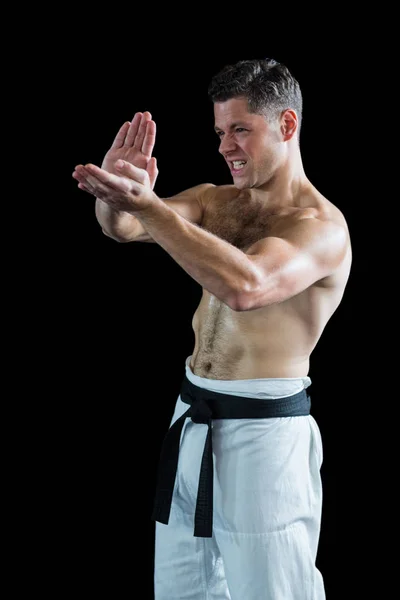 Luchador de karate realizando postura de karate — Foto de Stock